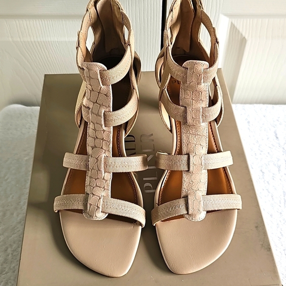 NWT Donald J. Pliner Leather Caged Strap Sandal w 2" heel. 8M SAND - Picture 6 of 13